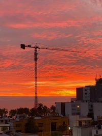grua atardecer